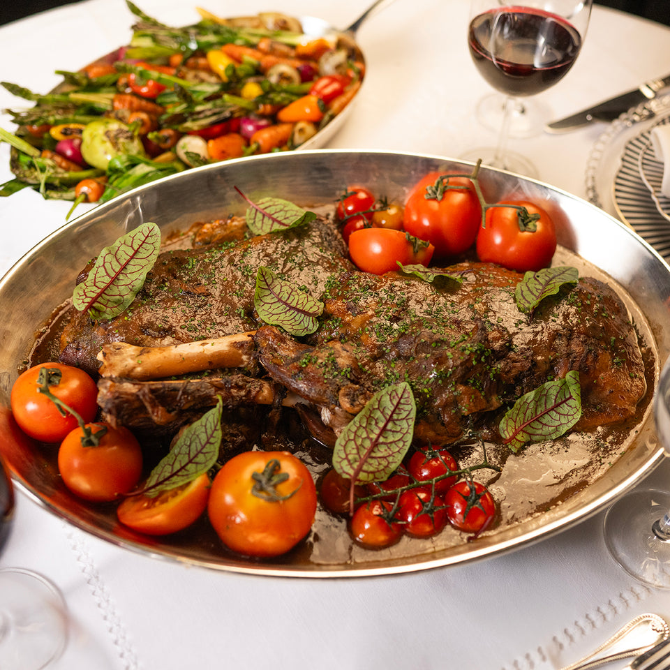 Pernil de Cordeiro com Purê Robuchon e Mini Legumes