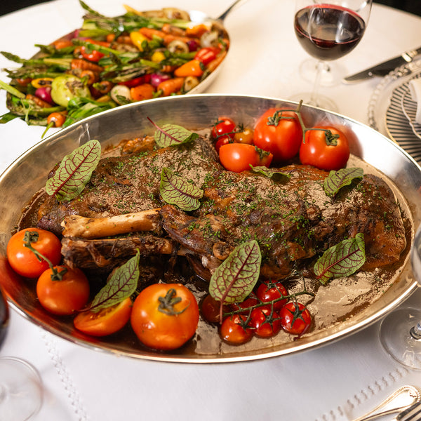 Pernil de Cordeiro com Purê Robuchon e Mini Legumes