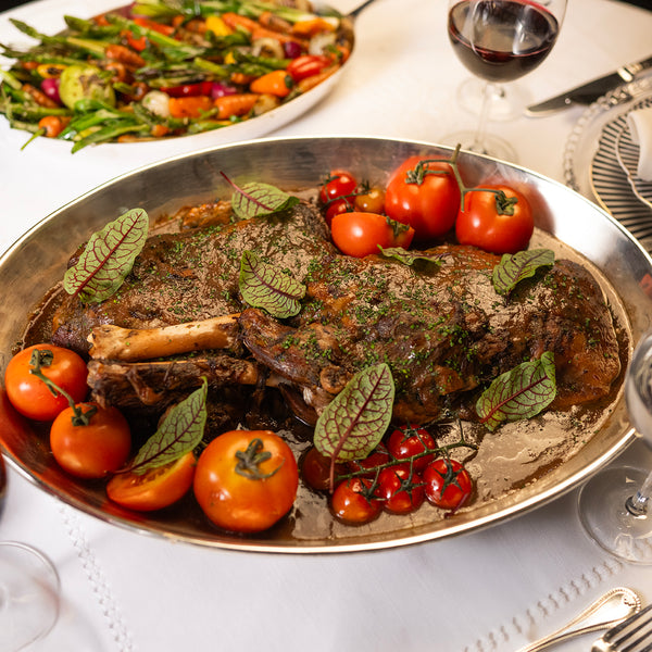 Pernil de Cordeiro com Purê Robuchon e Mini Legumes