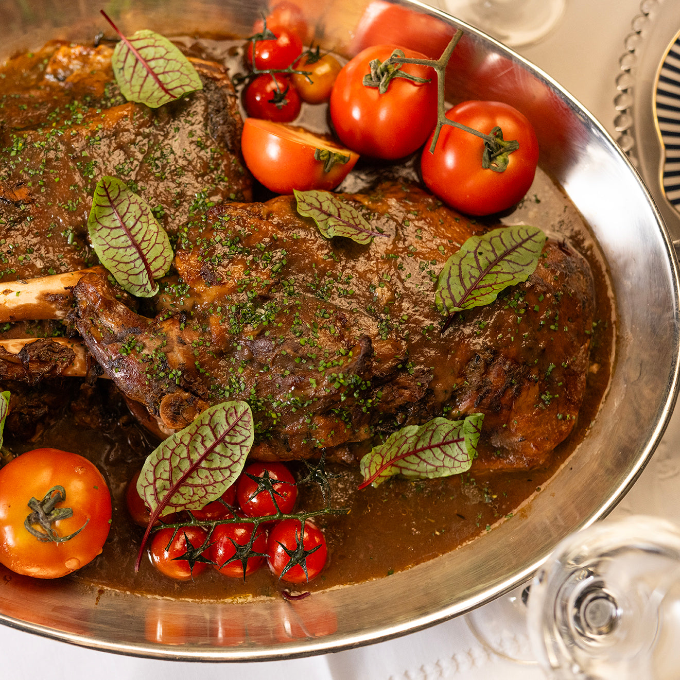 Pernil de Cordeiro com Purê Robuchon e Mini Legumes
