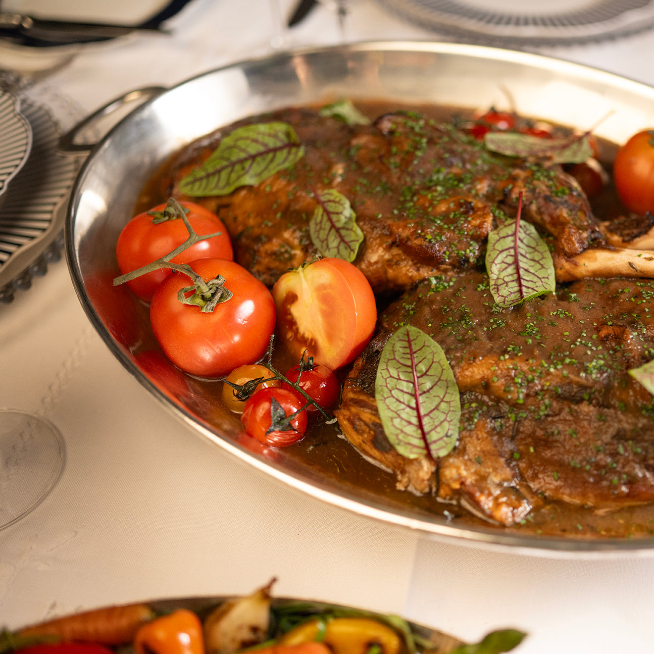 Pernil de Cordeiro com Purê Robuchon e Mini Legumes