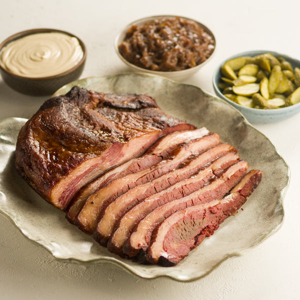 Brisket Defumado à Moda Charlô com Cebola Caramelizada- Picles de Pepino eDip de Mostarda