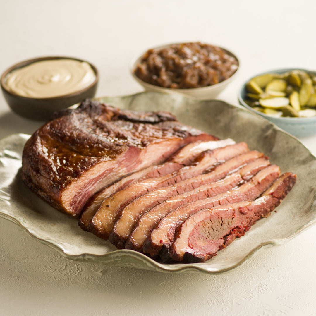 Brisket Defumado à Moda Charlô com Cebola Caramelizada- Picles de Pepino eDip de Mostarda