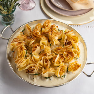 Trouxinha de Bacalhau com Molho de Natas e Cebola Confit
