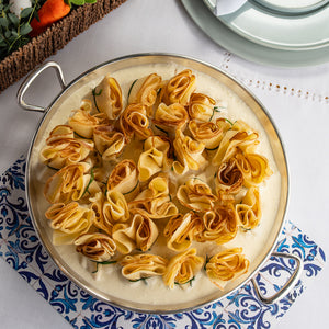 Trouxinha de Queijo Brie com Molho Cremoso de Parmesão