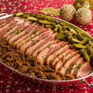 Brisket Defumado à Moda Charlô com Cebola Caramelizada- Picles de Pepino eDip de Mostarda