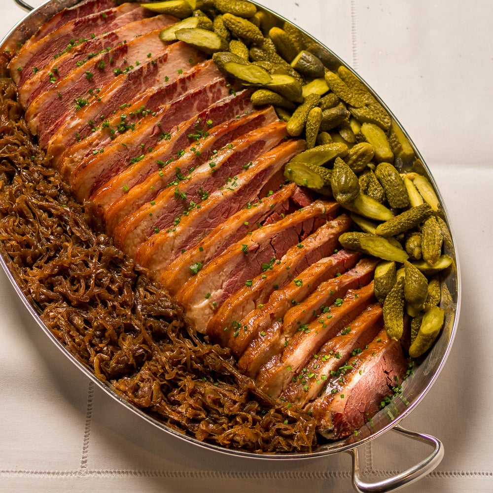 Brisket Defumado à Moda Charlô com Cebola Caramelizada- Picles de Pepino eDip de Mostarda