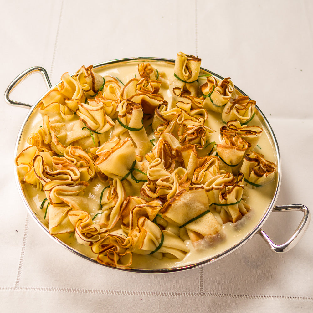 Trouxinha de Queijo Brie com Molho Cremoso de Parmesão