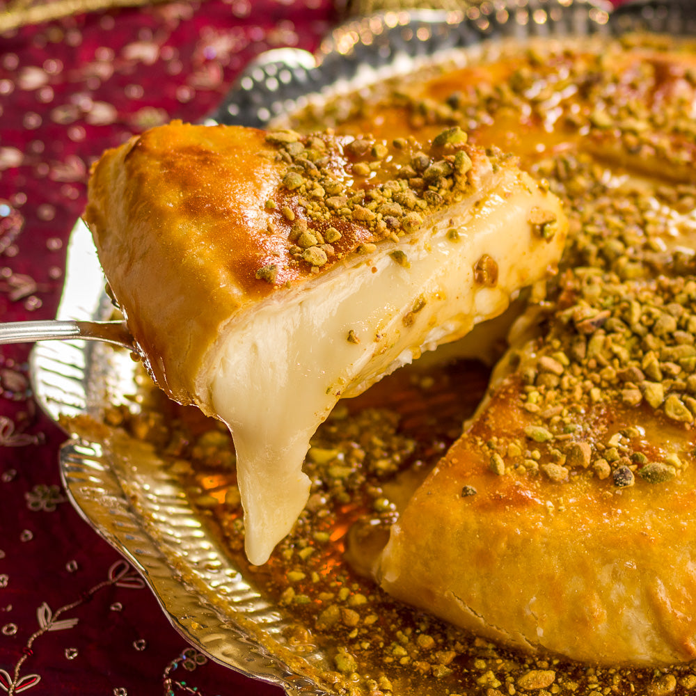 Queijo Brie Folhado com Farofa de Pistache e Mel Trufado