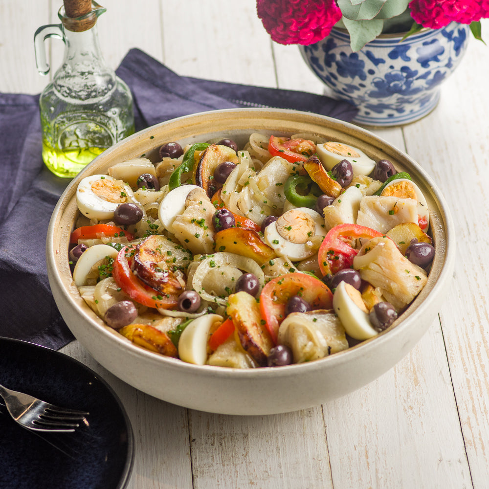 Bacalhoada Tradicional (Tomate- Cebola- Batata- Ovo- Azeitona e Alho Frito)