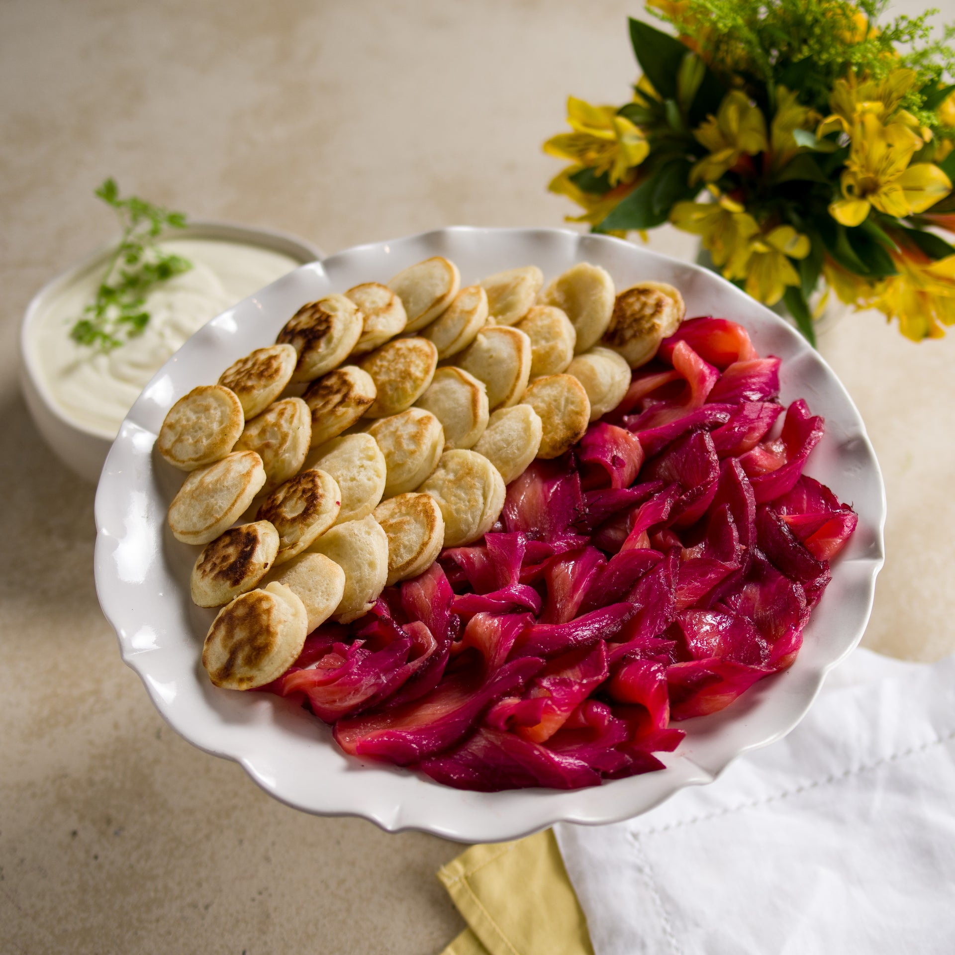 Salmão Bicolor com Blinis e Creme Azedo