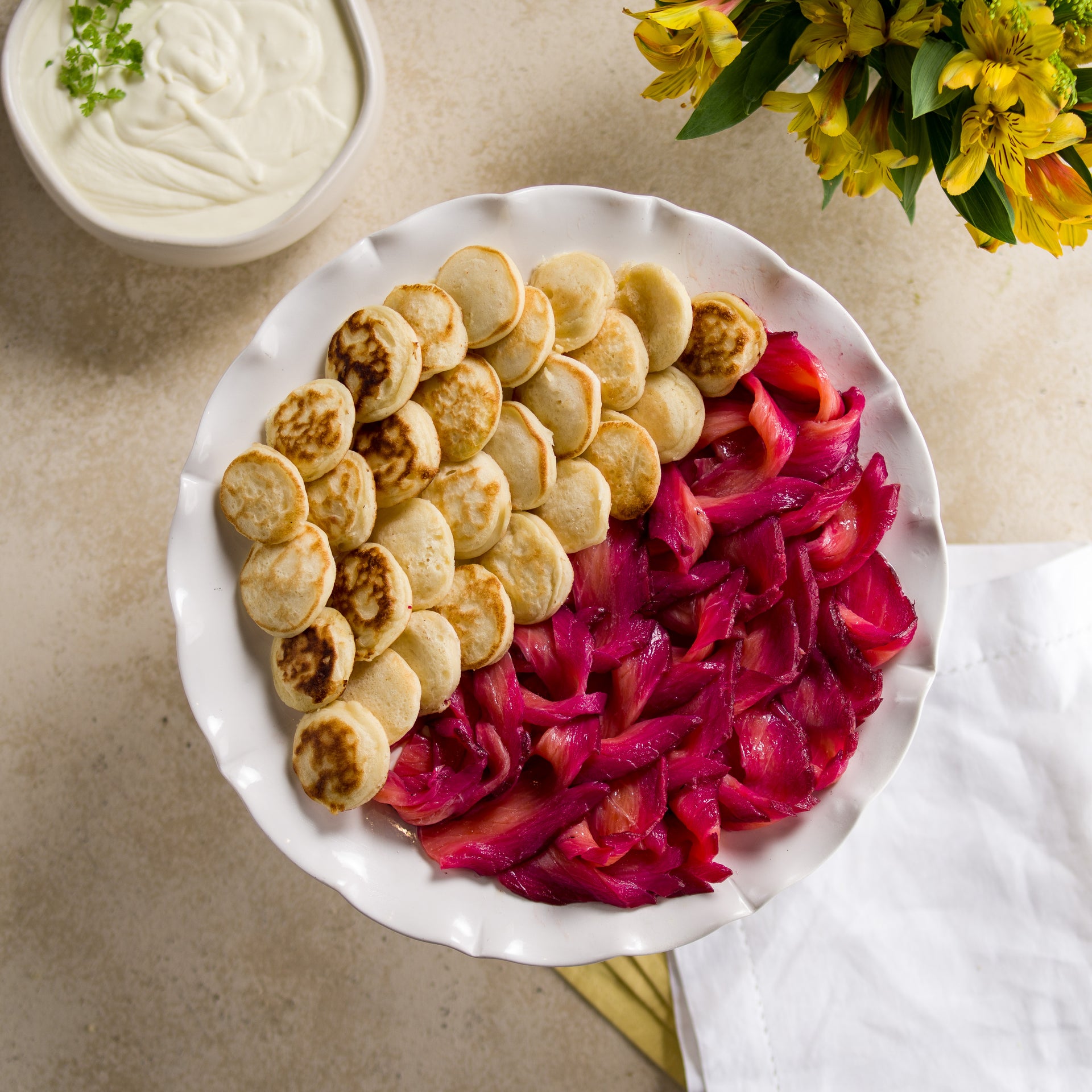 Salmão Bicolor com Blinis e Creme Azedo