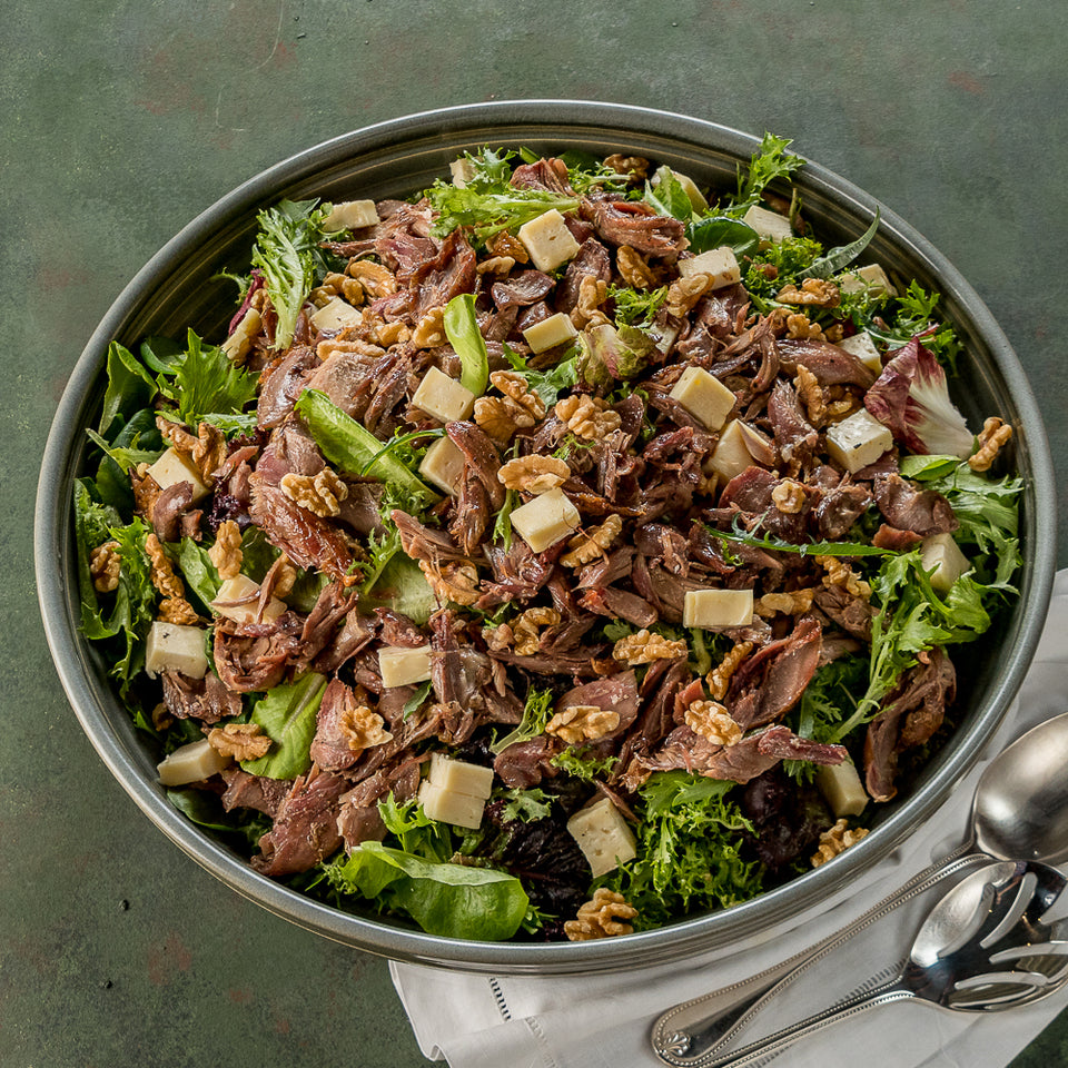 Salada de Pato- Brie e Nozes Montada na Travessa