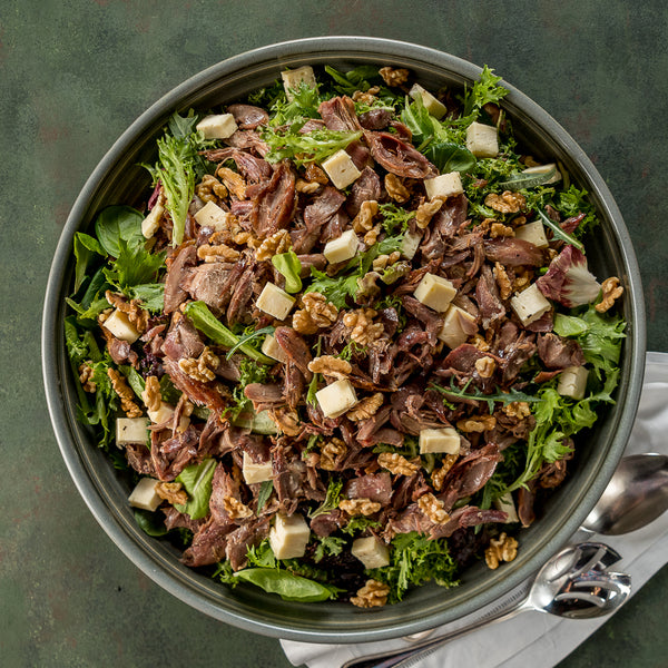 Salada de Pato- Brie e Nozes Montada na Travessa