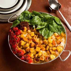 Gnocchi de Mandioquinha com Molho de Burrata, Tomate Assado e Manjericão