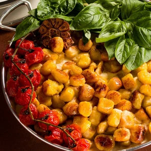 Gnocchi de Mandioquinha com Molho de Burrata, Tomate Assado e Manjericão