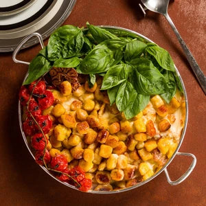 Gnocchi de Mandioquinha com Molho de Burrata, Tomate Assado e Manjericão